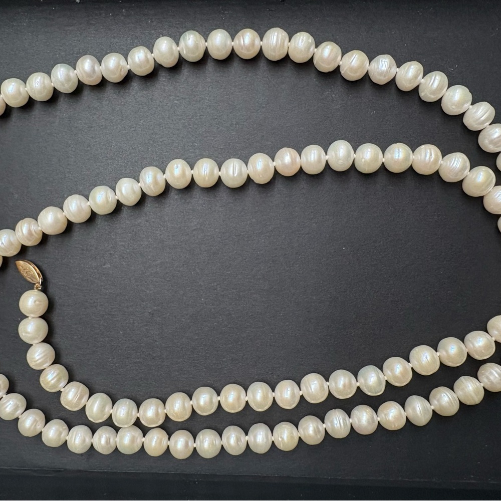 Cream Pearl Necklace with Timeless Design and Lustrous Sheen